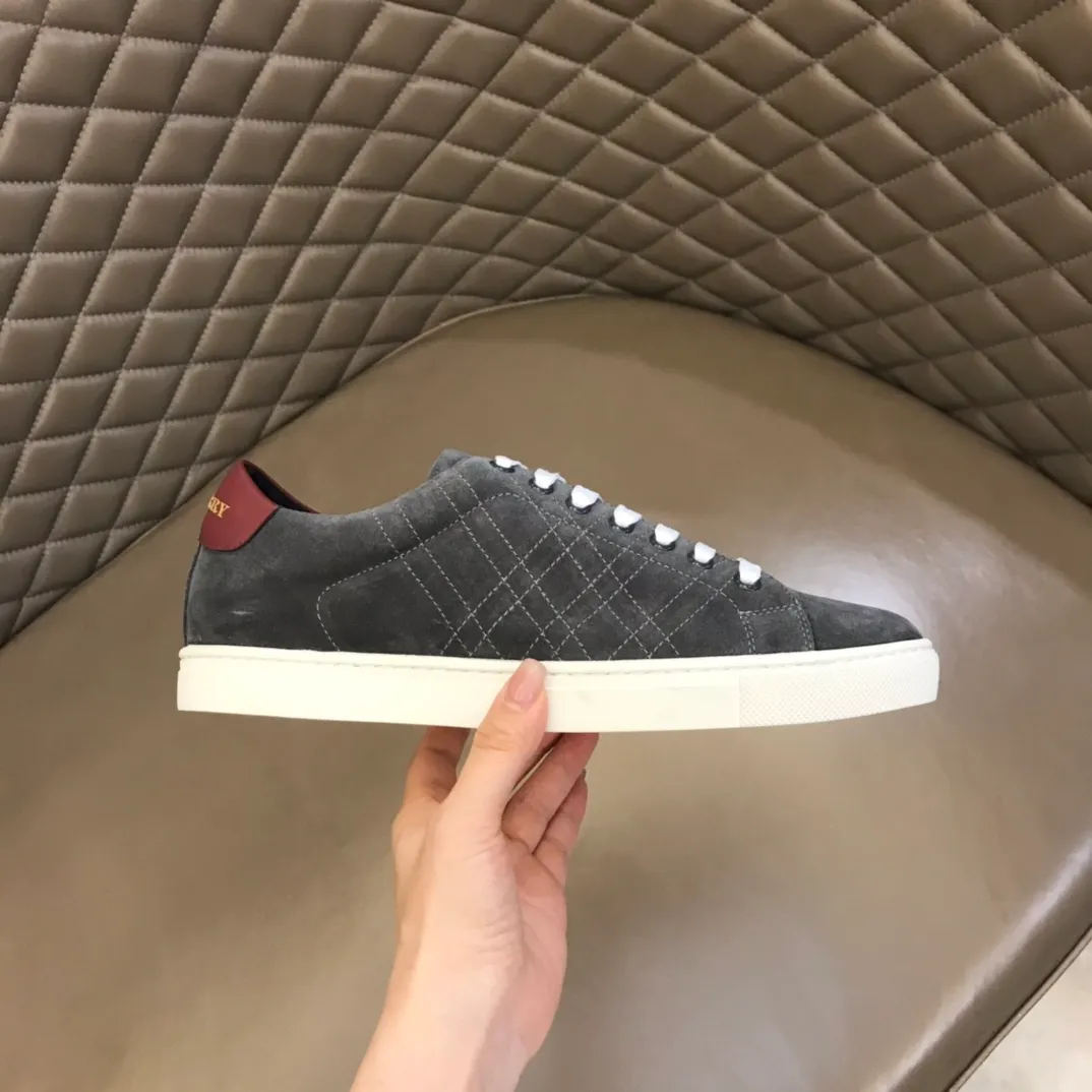 ◾️¥380 B’s men’s classic low-top sneakers are reinterpreted in Vintage plaid cotton and cowhide materials, and decorated with a new brand logo. First-grain cowhide lining, embossed Burberry lettering logo on the heel, original outsole! 38-45